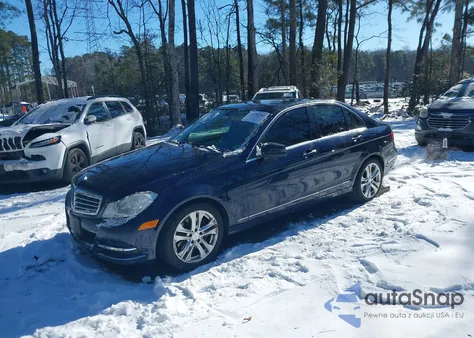 2013 Mercedes-Benz C 300 Luxury 4Matic z USA, uszkodzony, nr VIN WDDGF8AB4DR258735